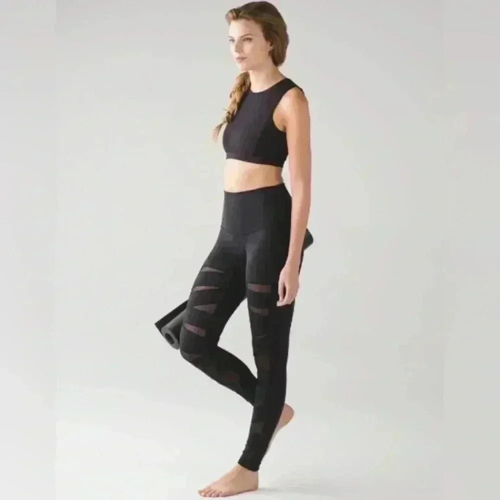 Lululemon Wunder Under Pant (Hi-Rise) (Tech Mesh) Very Gently Worn
Black Size 2